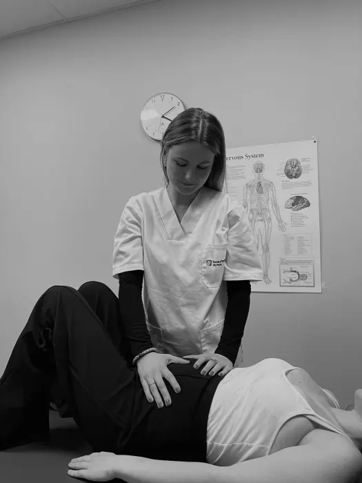 Manon Guillaud pratiquant l'ostéopathie